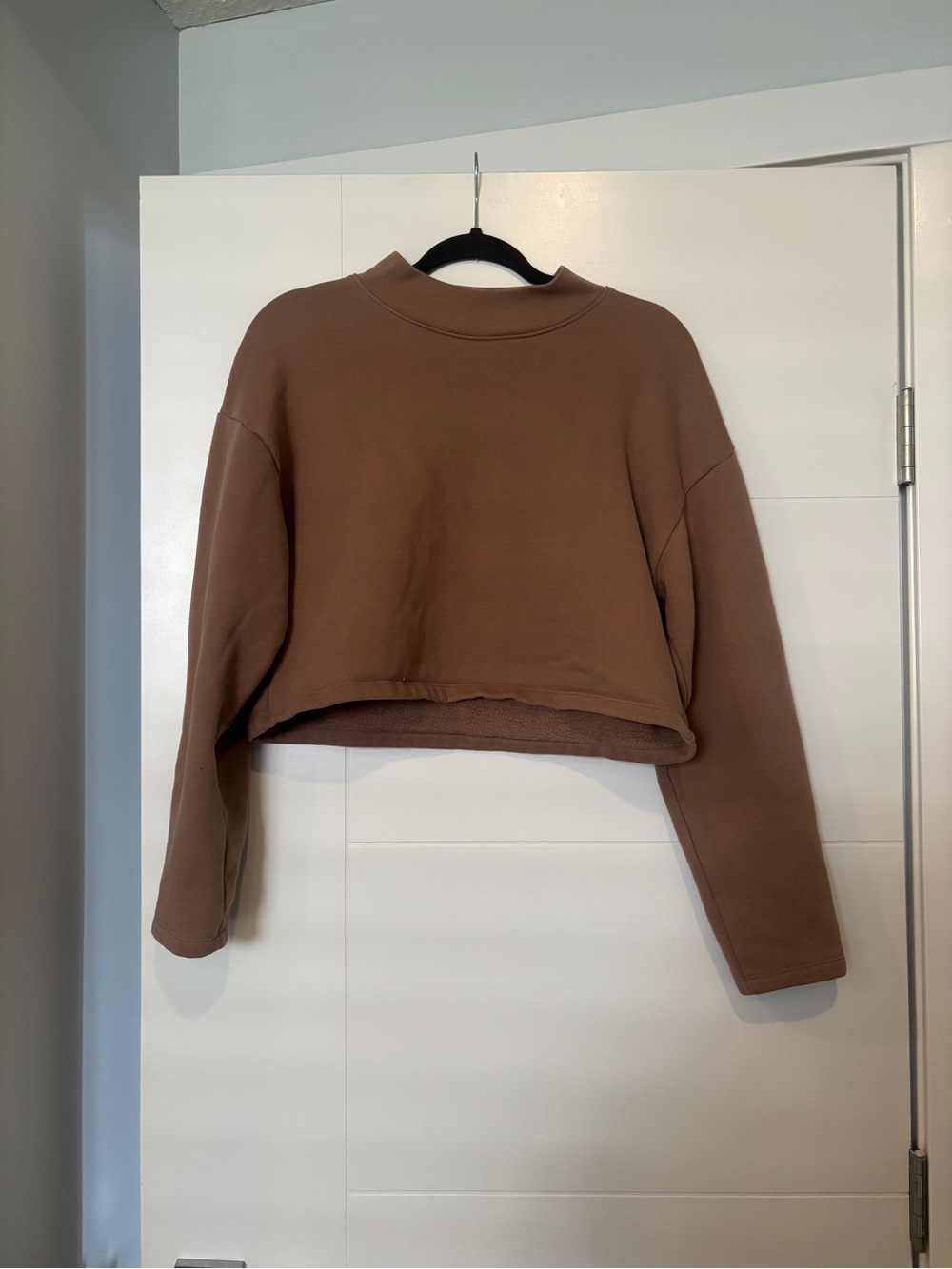 Oak + Fort Cropped Long-Sleeve Pullover Sweatshirt Brown